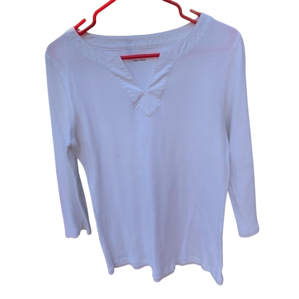 Croft & Barrow White 3/4 length sleeve white ribbed shirt with‎ V-neck.  Large